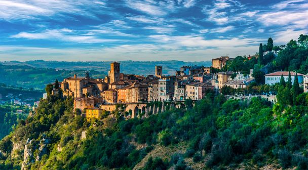 Widok na Narni, starożytne wzgórze i gmina Umbria, w środkowych Włoszech - Zdjęcie, obraz
