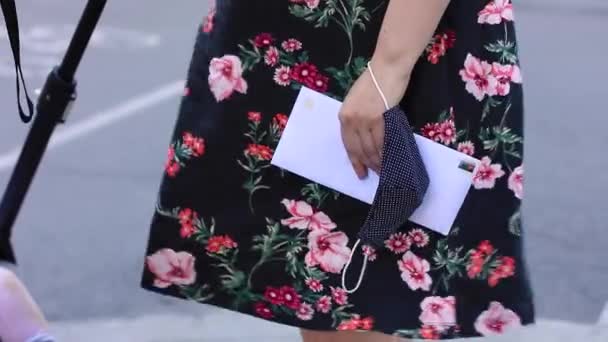 Nainen, jolla kirjekuori ja naamio seisoo - Materiaali, video