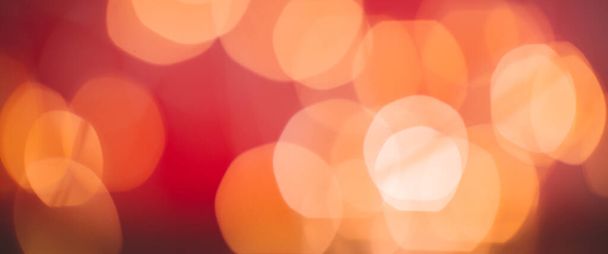 Defokussierte abstrakte Bokeh-Lichter Hintergrund. orange, rot, schwarz. Weihnachts- und Neujahrskonzept. Banner - Foto, Bild