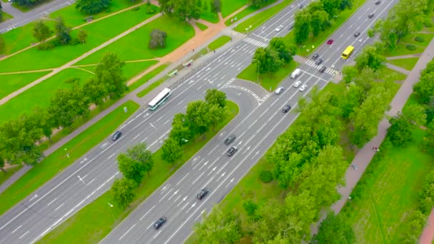 Top légi kilátás drón város autópálya egy park területén egy gyalogos átkelőhely és egy U-turn, forgalmi torlódások közlekedés - Felvétel, videó