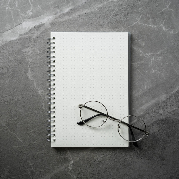 notebook con vasos sobre mesa de mármol gris - Foto, Imagen