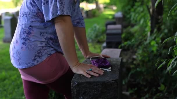 Vrouw hand met masker houden graf op begraafplaats - Video