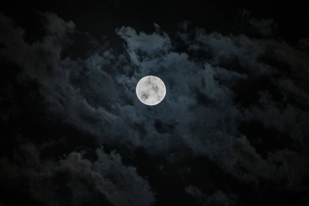 Fundo com céu nublado noite e lua cheia. Halloween pano de fundo noite assustador. - Foto, Imagem