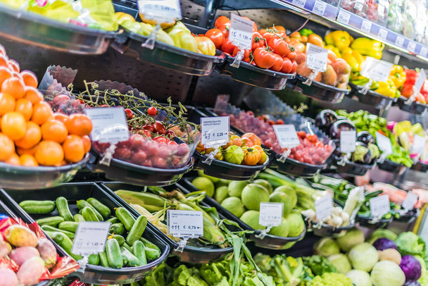 Verse groenten en fruit, te koop aangeboden in de supermarkt. - Foto, afbeelding