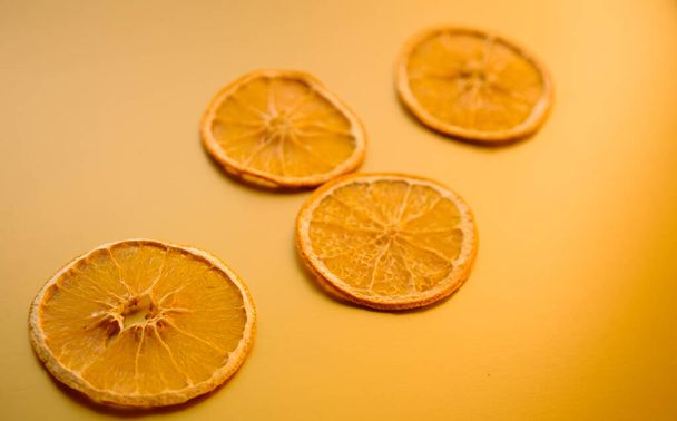 Tranches d'orange séchées. Collations santé.  - Photo, image