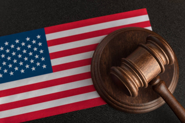 Δικαστής Γκάβελ κοντά στη σημαία των ΗΠΑ. Νόμος και νομιμότητα στις Ηνωμένες Πολιτείες της Αμερικής. Παραβίαση των ανθρωπίνων δικαιωμάτων. - Φωτογραφία, εικόνα