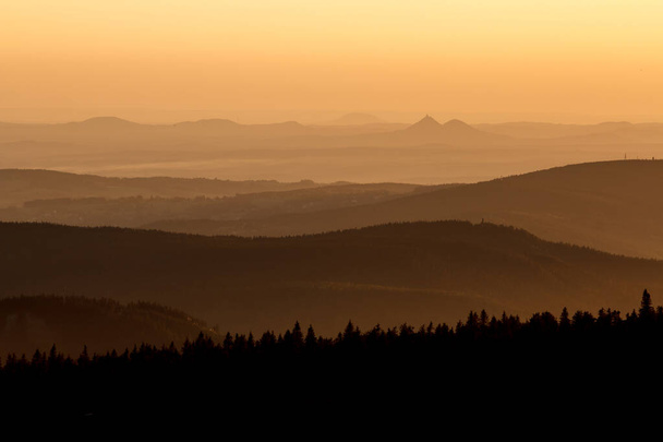 Вид на Гигантские горы и Йизерские горы из Шреницы - Фото, изображение