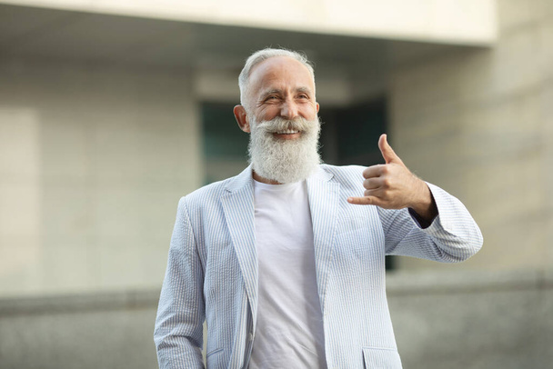 Hello, Welcoming Beard Casual Senior Man Standing Outdoor. - Valokuva, kuva