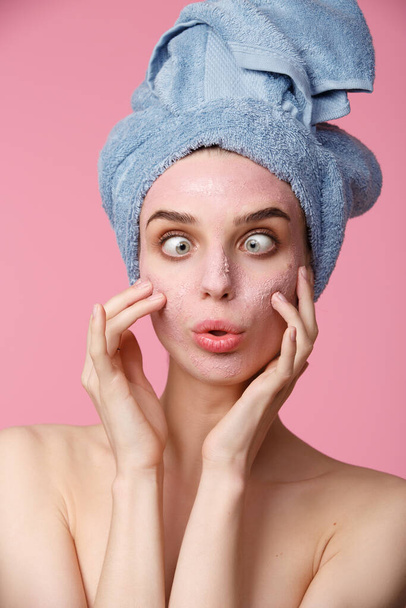 Schoonheidsbehandeling-vrouw die Clay gezichtsmasker aanbrengt - Foto, afbeelding