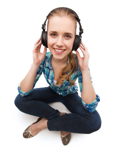 Young woman listeting to music with headphones - Foto, immagini