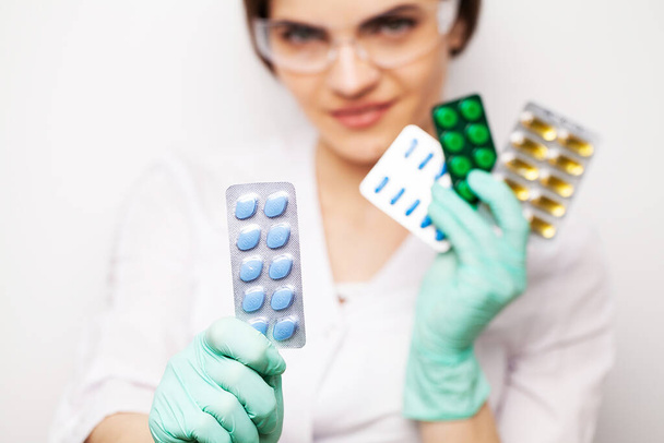 Nahaufnahme einer Ärztin mit Pille für Männer Gesundheit - Foto, Bild
