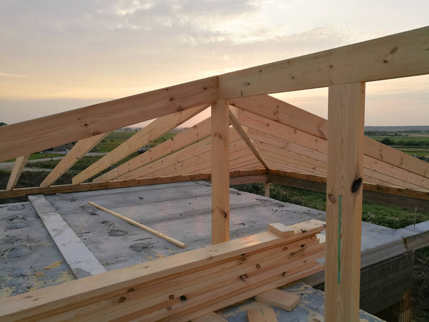 δοκάρια ξύλινων δοκών για νέα κατασκευή στέγης στο εργοτάξιο - Φωτογραφία, εικόνα