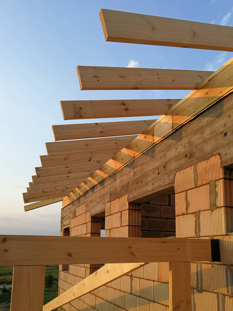 建設現場での新しい屋根の建設のための木製の桁ビーム - 写真・画像