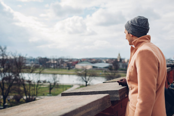 Vista del río Wilsa desde el castillo de Wawel en Cracovia, Polonia. Hombre paseo turístico disfrutando del paisaje de la ciudad en otoño. Europa viajes - Foto, Imagen