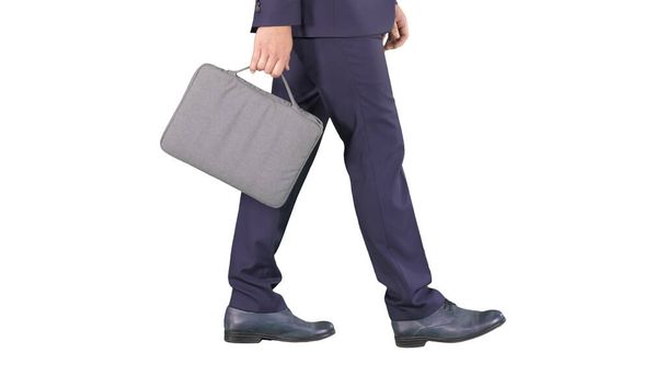 Красивый бизнесмен в костюме ходит с портфелем на белом фоне. - Фото, изображение