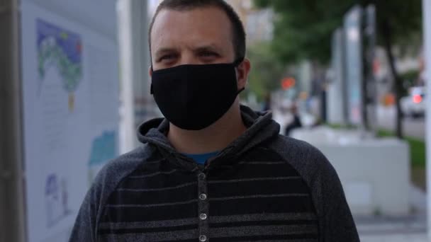 Männchen läuft mit Maske auf Gehweg - Filmmaterial, Video
