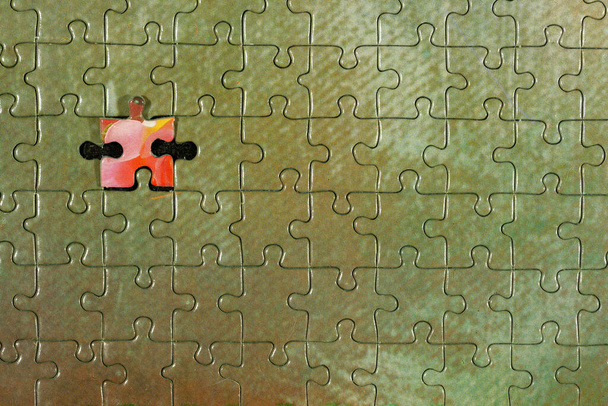 Puzzle smontato con un ultimo pezzo sbagliato impossibile da riempire - Foto, immagini