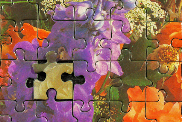 Puzzle smontato con un ultimo pezzo sbagliato impossibile da riempire - Foto, immagini