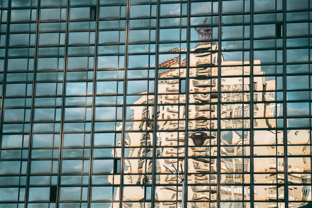 Стеклянные окна офисного здания в современном городе в финансовом районе - Фото, изображение