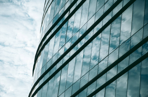 Janelas de vidro de um prédio de escritórios em uma cidade moderna no distrito financeiro - Foto, Imagem