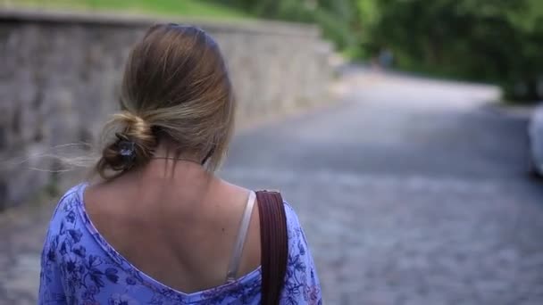 Nainen kasvot naamio ja rintareppu laukku kävely - Materiaali, video