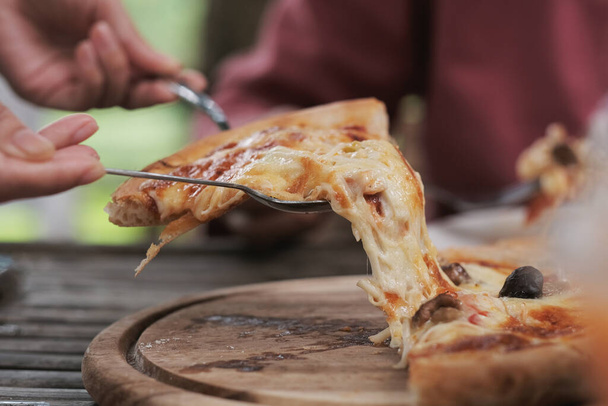 Pizza aux champignons maison sur plaque de bois  - Photo, image