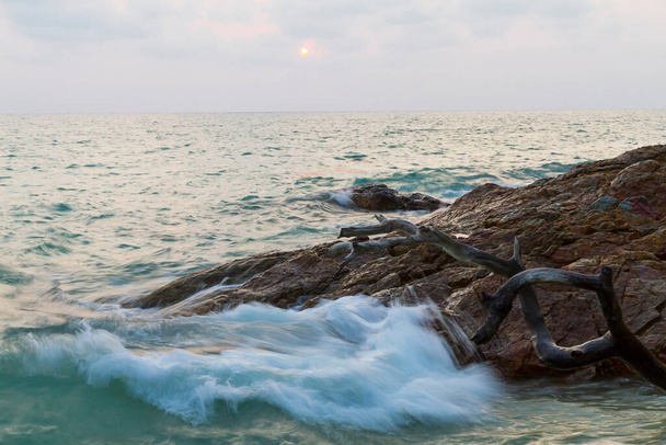 Gün batımından önce Koh Chang Tayland 'da yapayalnız sahilde. - Fotoğraf, Görsel