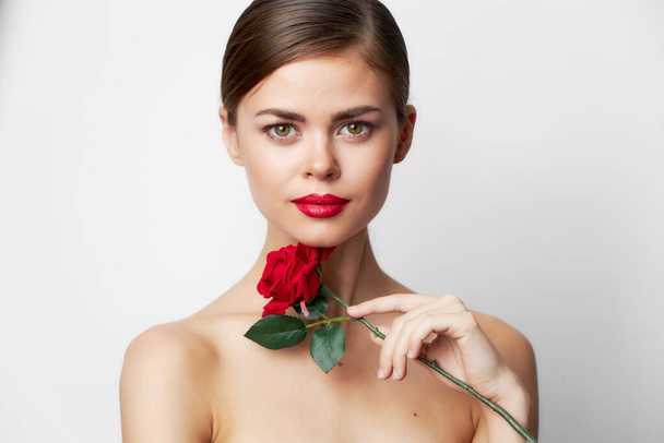 Nainen ruusu paljain hartioin, kirkas iho ylellinen valo - Valokuva, kuva