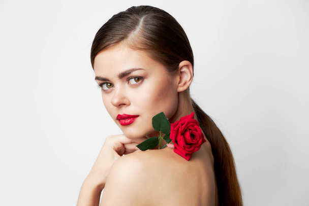 Brunette avec un charme rose look passionné lèvres rouges  - Photo, image