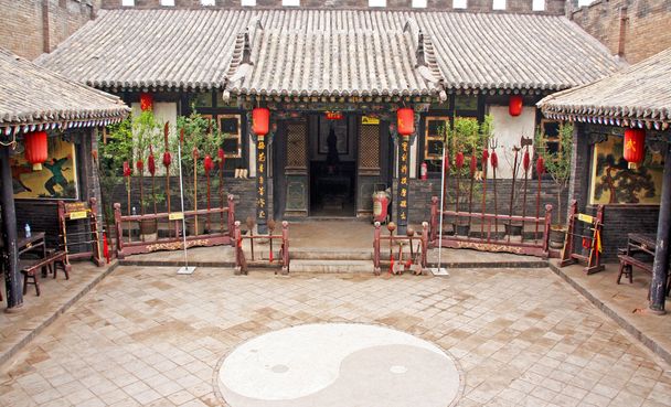  Cour ornementale d'une maison historique à Pingyao, Chine
 - Photo, image