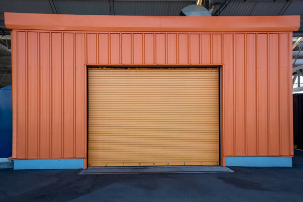 Samostatná garáž s asfaltovou silnicí v předním dveřním skladu - Fotografie, Obrázek