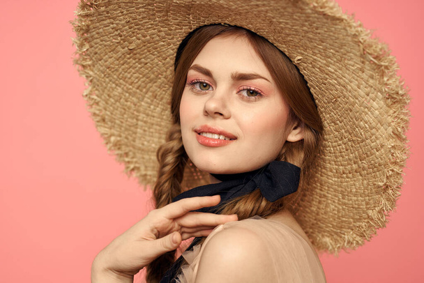 Chica romántica con coletas y en un sombrero de paja sonrisa romance fondo rosa Copiar espacio - Foto, imagen