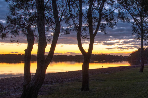 Закат над озером Уоллис вблизи Форстера, штат Новый Южный Уэльс - Фото, изображение