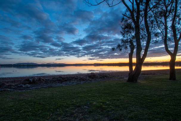 Coucher de soleil sur le lac Wallace près de Forster NSW - Photo, image