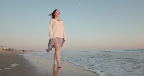 Cinematic slow motion kobieta korzystających z natury o zachodzie słońca z Księżycem na niebieskim niebie - Materiał filmowy, wideo