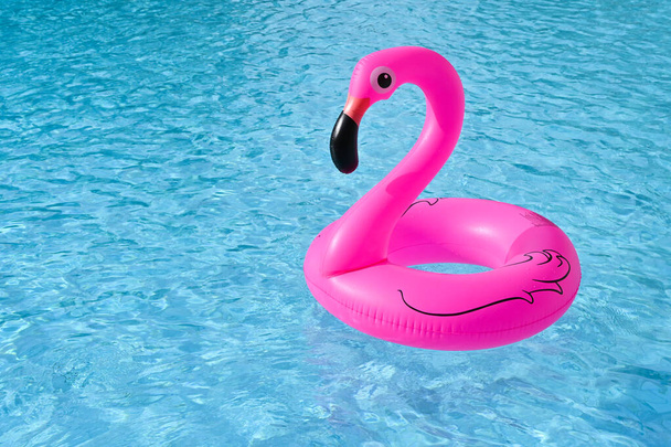 Flamingo forma, anel de borracha flutuante na piscina - Foto, Imagem