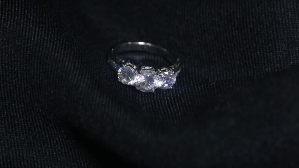 Extrémní detail diamantového prstenu zblízka na tmavém pozadí. Snubní prsten byl pořízen pomocí makro čočky s mělkou hloubkou pole. zásnubní, manželská a svatební koncepce - Záběry, video