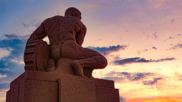 Statua Maua w Montevideo Wybrzeże z pięknym zachodem słońca niebo - Zdjęcie, obraz