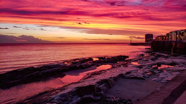 Beau coucher de soleil sur la côte de Montevideo - Photo, image