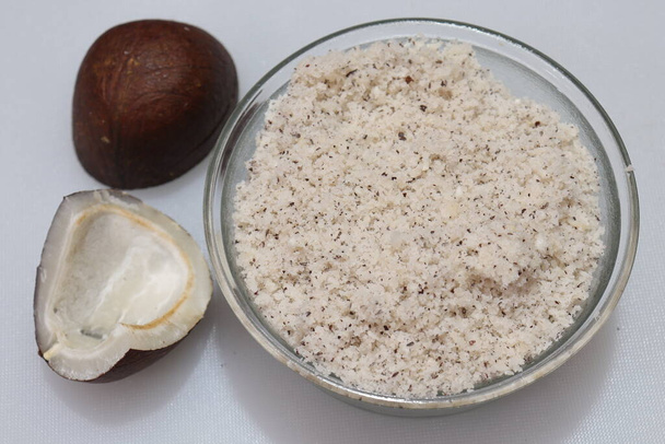 Vue rapprochée des chips de noix de coco séchées en poudre sur fond blanc en Inde - Photo, image