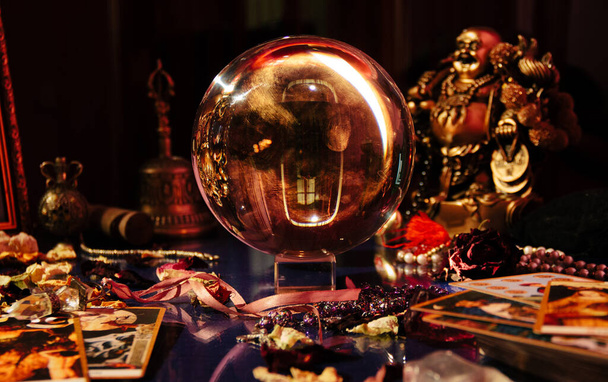 Красивый хрустальный шар в комнате гадалки. Стеклянный мяч. Оккультный символ - Фото, изображение