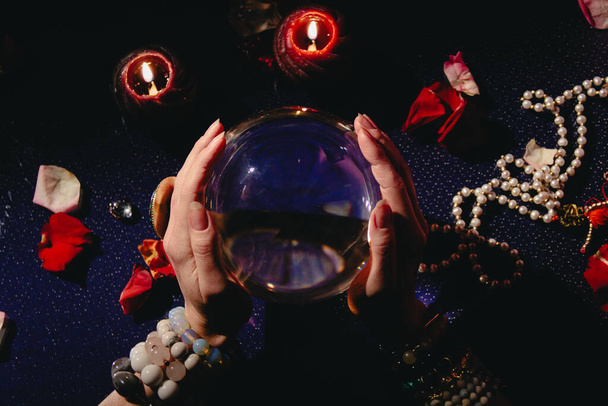 A mão do Fortuneteller numa bola de vidro, uma esfera de cristal. Previsão do futuro. Interior místico. Símbolos ocultos - Foto, Imagem