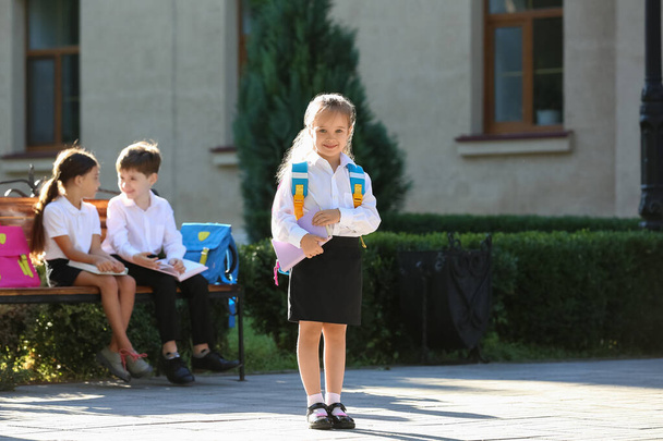 Malí žáci v blízkosti školy venku - Fotografie, Obrázek