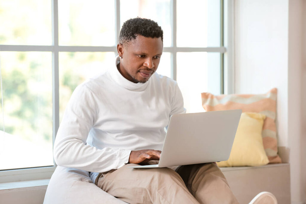 Afroamerykanin pracujący na laptopie w domu - Zdjęcie, obraz