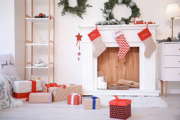 Interior da sala de estar com lareira decorada para o Natal - Foto, Imagem
