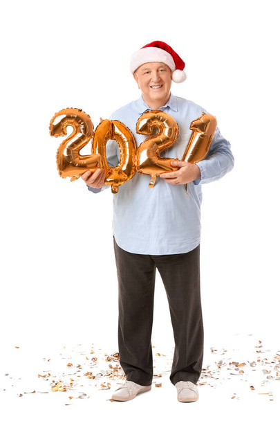 Ηλικιωμένος άνδρας με σχήμα 2021 σε λευκό φόντο. Πρωτοχρονιά εορτασμού - Φωτογραφία, εικόνα