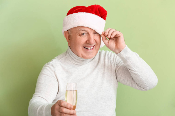 Şampanyalı yaşlı adam Noel 'i renklerle kutluyor - Fotoğraf, Görsel