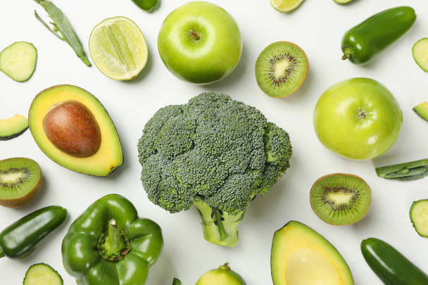 Zielone warzywa i owoce na białym tle - Zdjęcie, obraz