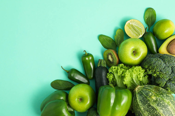 Свежие овощи и фрукты на фоне мяты - Фото, изображение