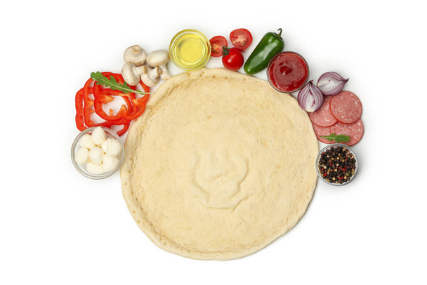 Teig und Zutaten zum Kochen von Pizza isoliert auf weißem Hintergrund - Foto, Bild